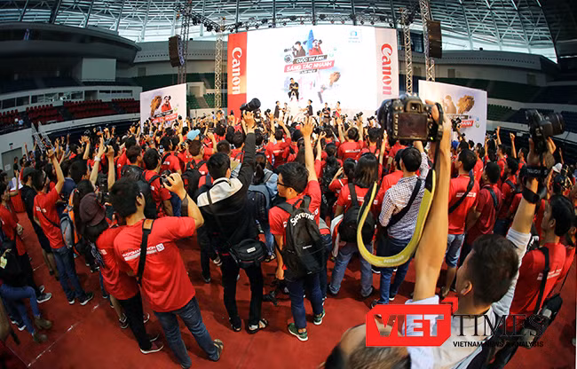 Sáng 22/10, Cuộc thi Canon Marathon lần đầu tiên được tổ chức ở Đà Nẵng chính thức diễn ra tại Cung thể thao Tiên Sơn với sự tham dự của gần 2.000 người.