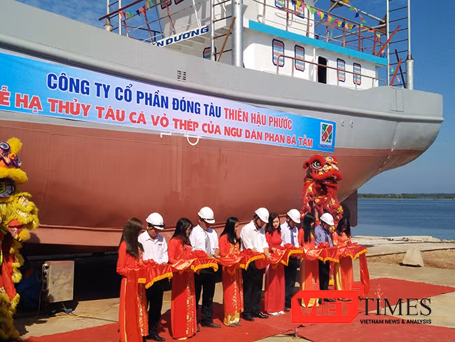 Sáng 24/10, tại cảng An Hòa (Quảng Nam), ngành chức năng Quảng Nam, Công ty CP Thiên Hậu Phước và ngư dân Phan Bá Tầm đã hạ thủy tàu cá vỏ thép QNa-91697TS.