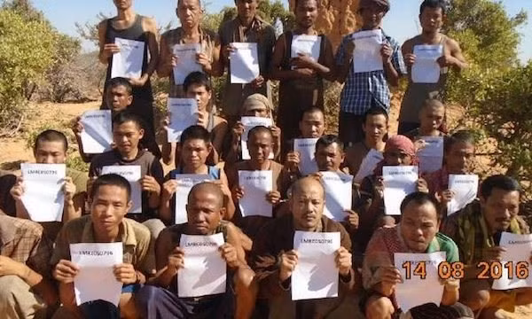 Các con tin vừa được thả