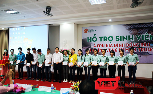 Đoàn thanh niên, Đại học Đông Á, sinh viên, đập heo đất, tiết kiệm, ủng hộ, người dân, vùng lũ, miền Trung, VietTimes