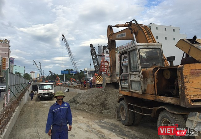 Hiện trường công trình vẫn còn nhiều hạng mục dỡ dang