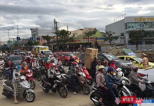 Tình trạng ùn tắc, ô nhiễm do bụi thường trực xảy ra khi vào giờ tan tầm