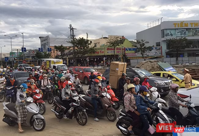 Tình trạng ùn tắc, ô nhiễm do bụi thường trực xảy ra khi vào giờ tan tầm