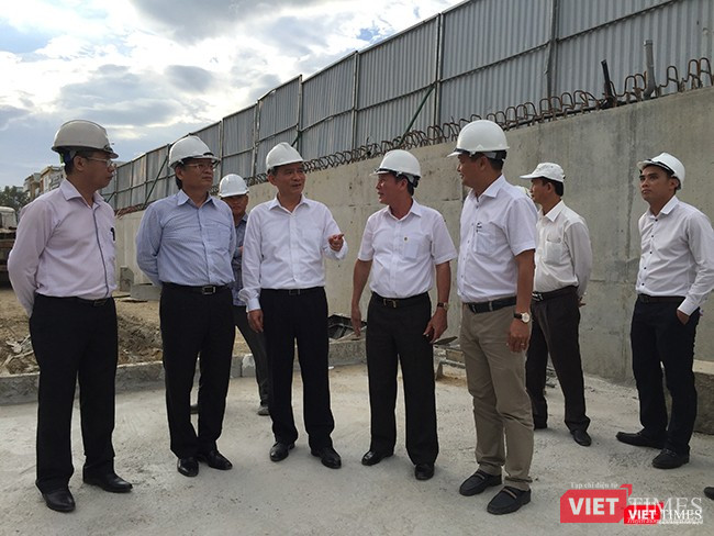 “Điều lo ngại nhất hiện nay là thời tiết. Vì vậy chúng ta phải tận dụng những ngày nắng ráo để đẩy nhanh tiến độ. Tuyệt đối không được để khi sự kiện APEC diễn ra mà các dự án vẫn còn nhếch nhác, chưa xong. Tôi lưu ý, danh dự của TP Đà Nẵng hiện nay phụ thuộc hết vào các đơn vị thi công