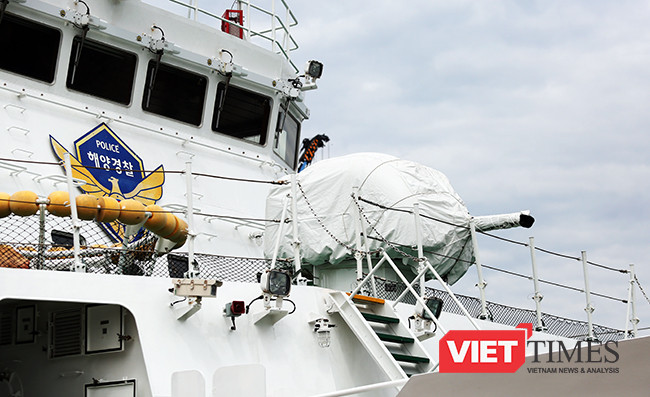 Tàu được trang bị súng máy tại mũi hạm