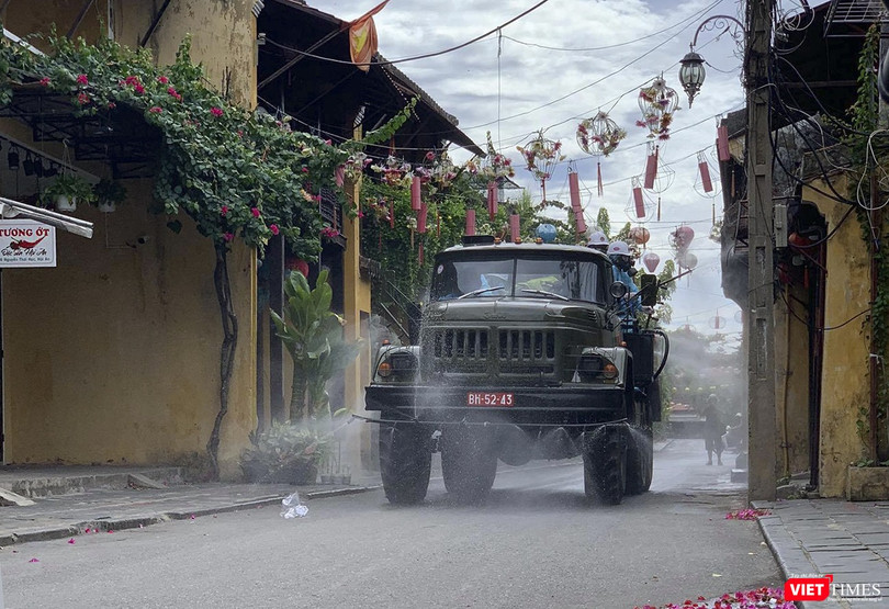 Lực lượng quân đội phun thuốc khử trùng toàn bộ phố cổ Hội An để phòng, chống dịch COVID-19