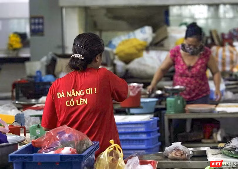 Tiểu thương Đà Nẵng mặc áo cờ đỏ sao vàng cổ động vượt qua dịch COVID-19