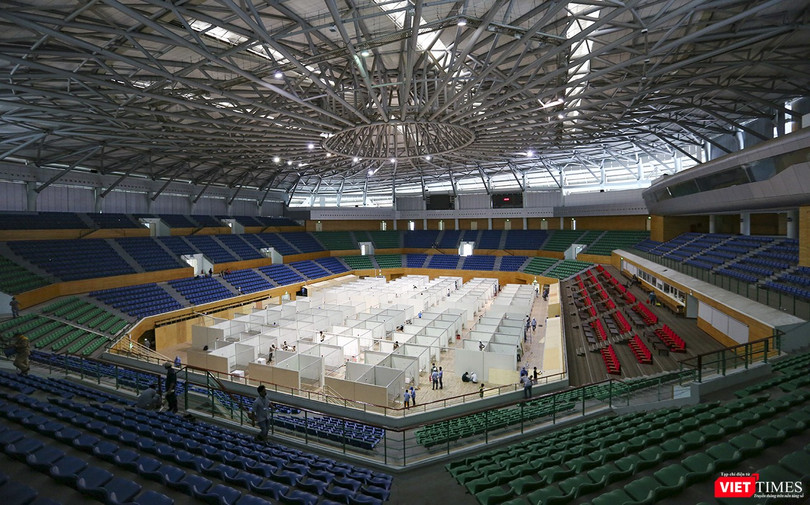 Bệnh viện dã chiến tại Cung thể thao Tiên Sơn đang được gấp rút thi công