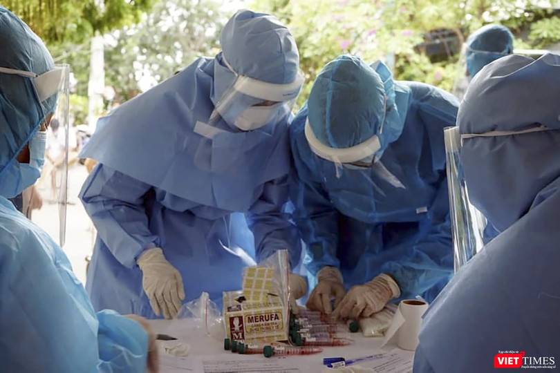 Lực lượng y tế lấy mẫu xét nghiệm COVID-19 tại cộng đồng