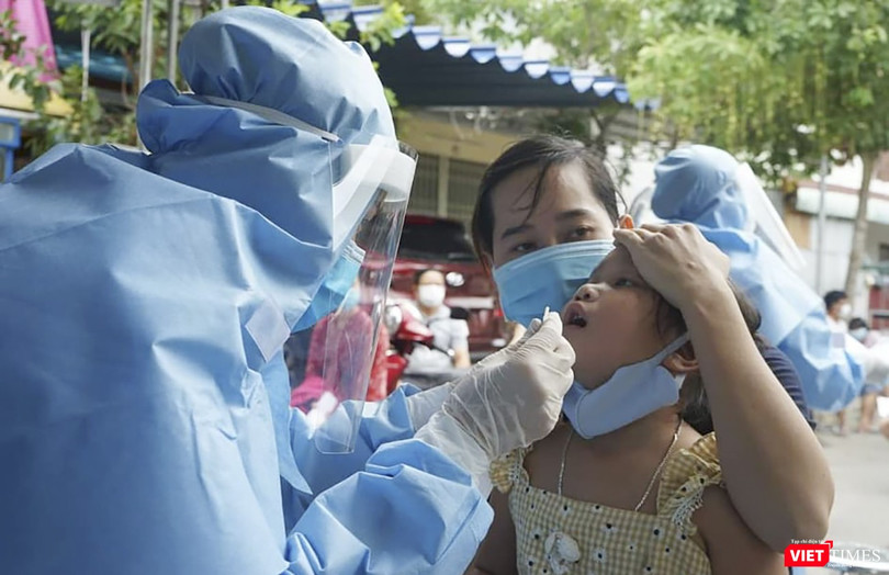 Lực lượng y tế lấy mẫu xét nghiệm SARS-CoV-2 cho người dân tại cộng đồng