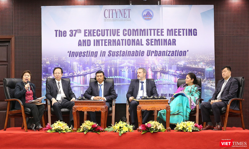  Sáng 22/11, tại Đà Nẵng, Ban Thư ký Tổ chức Mạng lưới chính quyền các địa phương về quản lý định cư con người (CityNet) và địa phương, cùng hơn 100 chuyên gia trong và ngoài nước trao đổi và đưa ra những giải pháp mới, tích cực nhằm giải quyết những thác