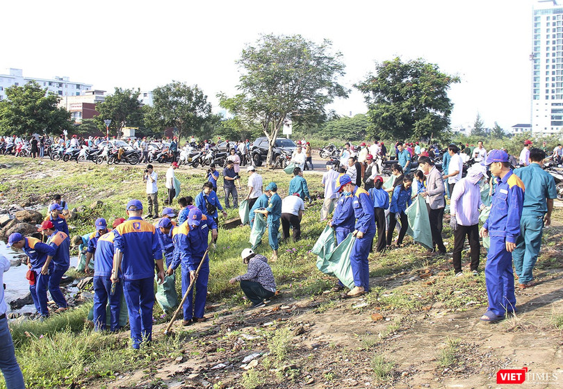 Sáng 28/9, tại Đà Nẵng, gần 2.000 người là lãnh đạo bộ ngành Trung ương, các địa phương và người dân Đà Nẵng đã hưởng ứng chiến dịch ra quân “làm sạch biển” và kêu gọi "Chung tay vì một cộng đồng không rác thải nhựa".