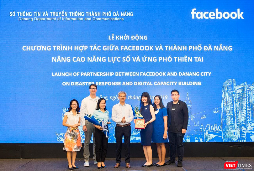 Đại diện Sở TT-TT Đà Nẵng và Facebook Việt Nam tại Lễ khởi động Chương trình hợp tác về Nâng cao năng lực số và Ứng phó thiên tai diễn ra sáng 31/7.