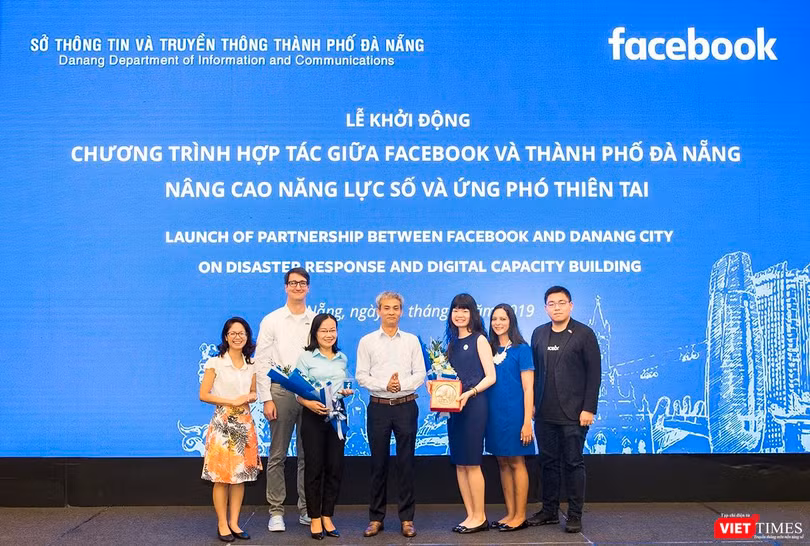 Đại diện Sở TT-TT Đà Nẵng và Facebook Việt Nam tại Lễ khởi động Chương trình hợp tác về Nâng cao năng lực số và Ứng phó thiên tai diễn ra sáng 31/7.