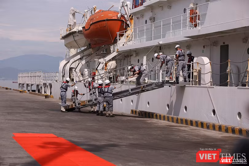 Cầu thang được hạ xuống cầu cảng chuẩn bị cho lễ đón tàu Cầu thang được hạ xuống cầu cảng chuẩn bị cho lễ đón tàu