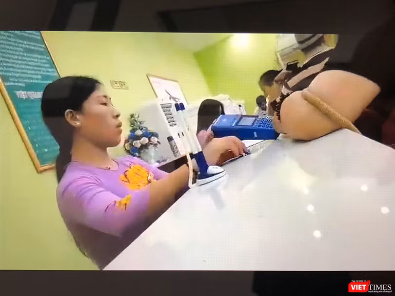 Nhân viên sử dụng máy POS cho khách thanh toán Nhân viên sử dụng máy POS cho khách thanh toán