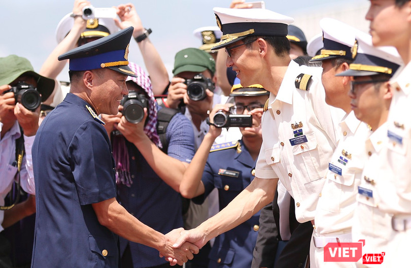 Đại diện Cảnh sát biển Vùng 2 Việt Nam chào đón tàu