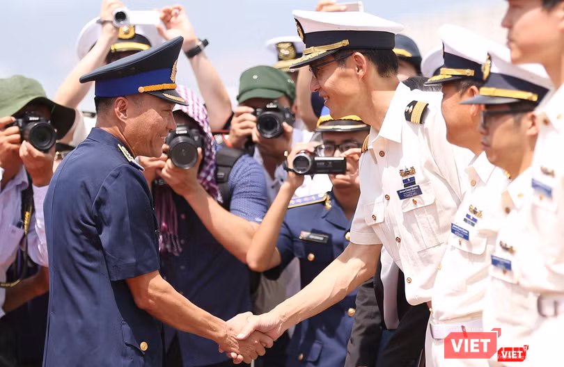 Đại diện Cảnh sát biển Vùng 2 Việt Nam chào đón tàu Đại diện Cảnh sát biển Vùng 2 Việt Nam chào đón tàu