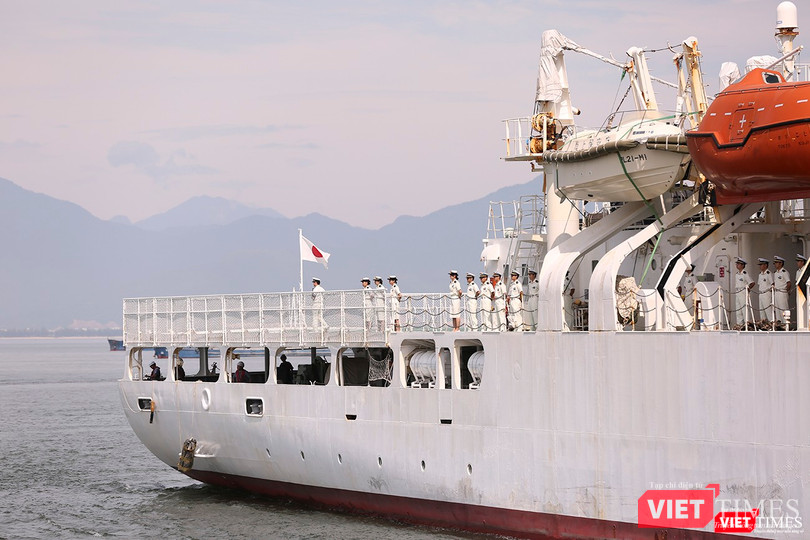 Phía đuôi tàu là hanggar và sân đỗ trực thăng