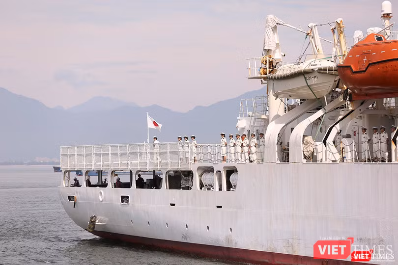 Phía đuôi tàu là hanggar và sân đỗ trực thăng Phía đuôi tàu là hanggar và sân đỗ trực thăng