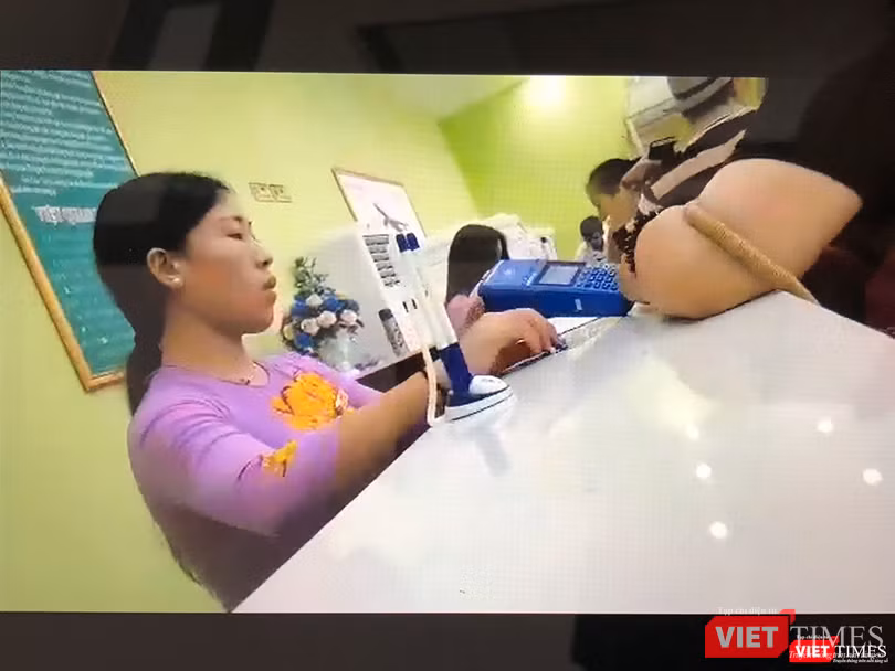 Một cơ sở mua sắm khép kín sử dụng các giao dịch thanh toán điện thử cho du khách mua hàng