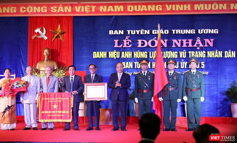 thay mặt lãnh đạo Đảng và Nhà nước, Thủ tướng Chính phủ Nguyễn Xuân Phúc trao danh hiệu "Anh hùng Lực lượng vũ trang nhân dân" cho Ban Tuyên huấn Khu ủy Khu 5.