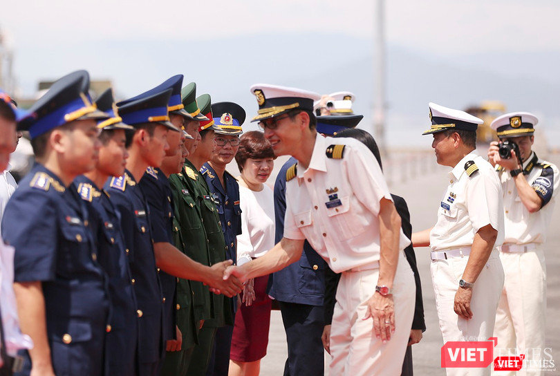 Chỉ huy tàu bắt tay các lực lượng tại lễ đón