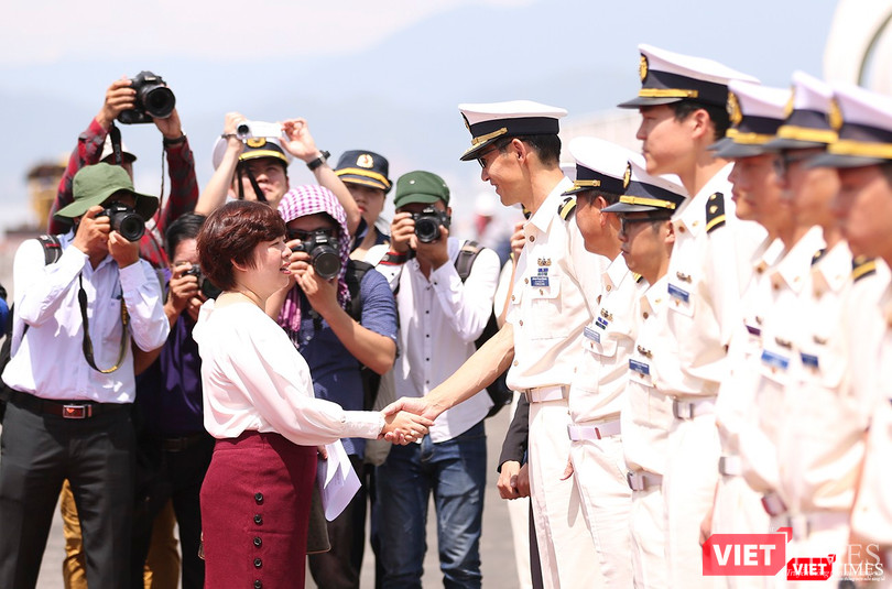 Đại diện Sở Ngoại vụ Đà Nẵng bắt tay chào đón tàu