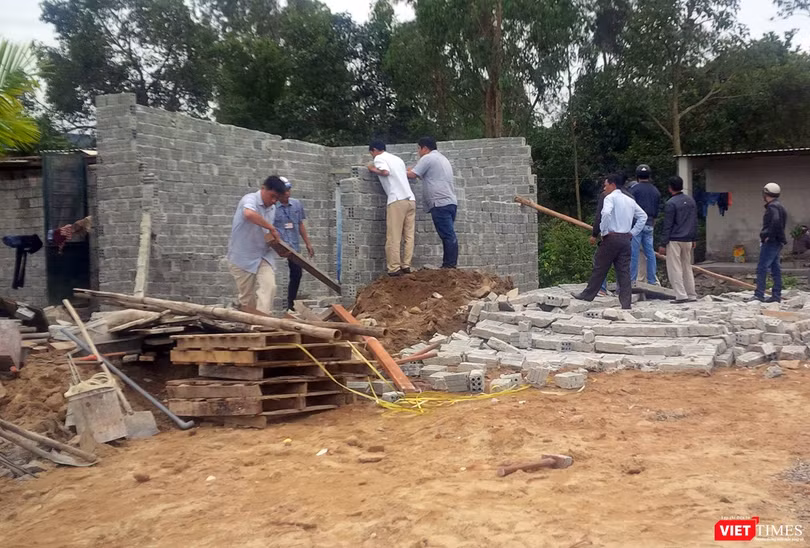 Lực lượng chức năng cưỡng chế công trình xây dựng trái phép tại khu vực Dự án Ga Đường sắt Đà Nẵng