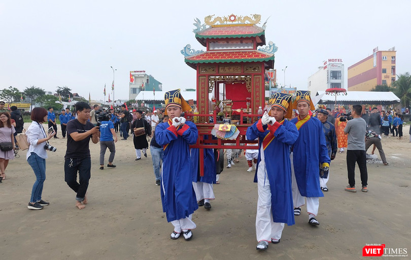 Sáng 20/2 (nhằm ngày 16 tháng Giêng ÂL), tại bãi biển phường Xuân Hà (quận Thanh Khê, TP Đà Nẵng), hàng ngàn người dân và du khách đã tề tựu về đây để chứng kiến Lễ hội Cầu ngư truyền thống của ngư dân
