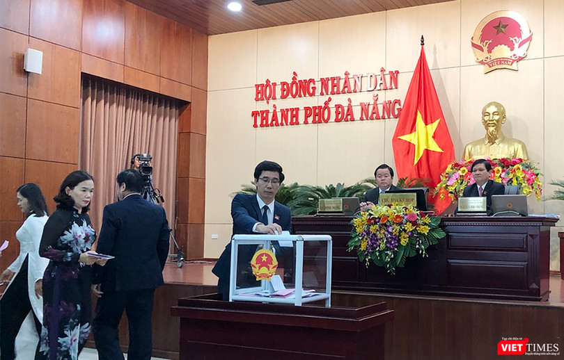 Sáng 17/12, ngày làm việc thứ 2 kỳ họp thứ 9 HĐND TP Đà Nẵng đã tiến hành lấy phiếu tín nhiệm đối với 24 người giữ các chức danh do HĐND bầu