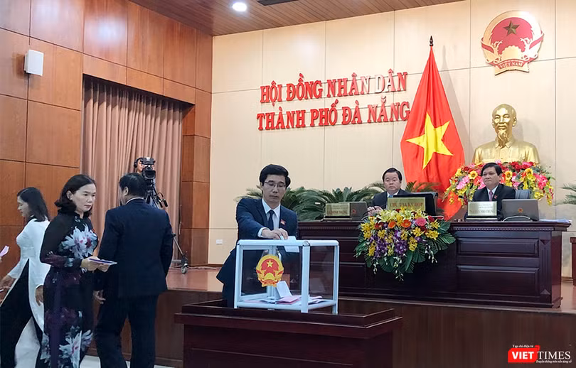 Sáng 17/12, ngày làm việc thứ 2 kỳ họp thứ 9 HĐND TP Đà Nẵng đã tiến hành lấy phiếu tín nhiệm đối với 24 người giữ các chức danh do HĐND bầu
