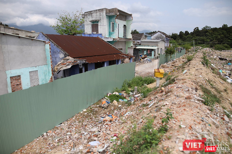 Dù chưa được giao đất, chưa cấp phép xây dựng nhưng chủ đầu tư vẫn ngang nhiên dựng hàng rào, cách ly người dân Nam Ô với biển và cô lập các di tích văn hóa tâm linh lâu đời tại khu vực