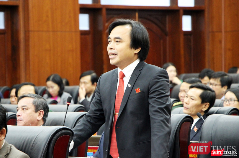 đại biểu Tô Văn Hùng cho rằng, cần có báo cáo tác động xã hội đối với chính sách một cách bài bản. Trên cơ sở đó mới quyết định bỏ hay không bỏ. “Đề nghị giao cho một ban của HĐND TP thực hiện tham vấn nhân dân về việc này để có cơ sở mang ra quyết định trong kỳ họp sau