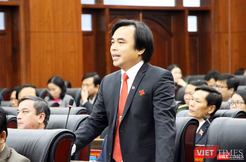 đại biểu Tô Văn Hùng cho rằng, cần có báo cáo tác động xã hội đối với chính sách một cách bài bản. Trên cơ sở đó mới quyết định bỏ hay không bỏ. “Đề nghị giao cho một ban của HĐND TP thực hiện tham vấn nhân dân về việc này để có cơ sở mang ra quyết định trong kỳ họp sau