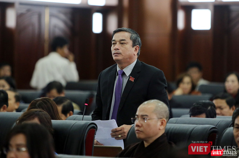 đại biểu Huỳnh Bá Cử đề nghị: “Đề nghị Giám đốc Sở Xây dựng công khai các công trình hoạt động khi chưa nghiệm thu để cử tri được rõ”.