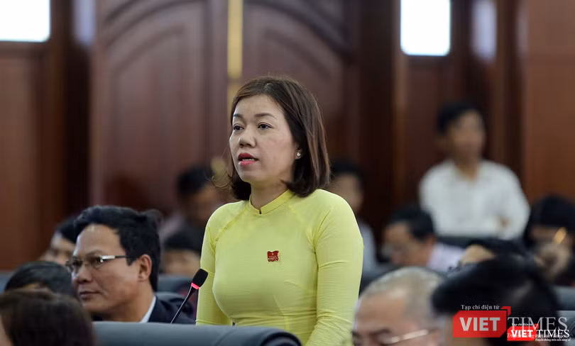 Đại biểu Lê Thị Như Hồng yêu cầu Giám đóc Sở Xây dựng có biện pháp giám sát các chủ đầu tư trong cam kết xây dựng các công trình phúc lợi xã hội cho người dân