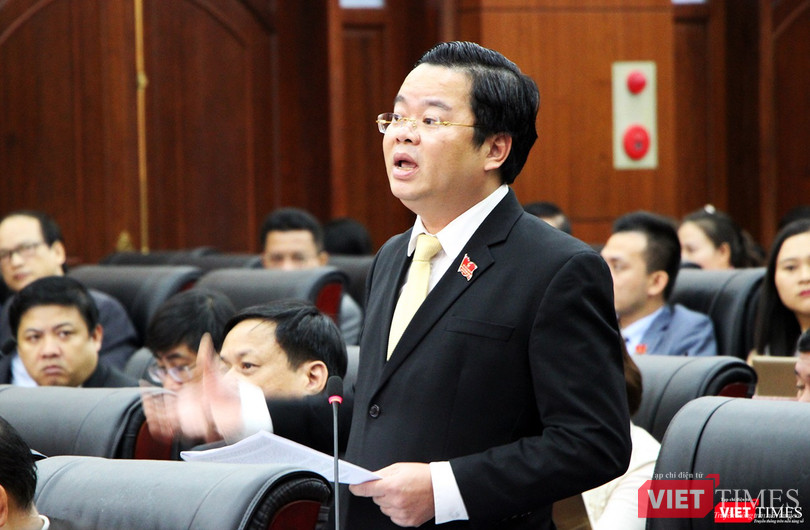 Đại biểu Lê Minh Trung cho rằng, chủ trương miễn phí không chỉ là việc phí hay giá mà phải xem đó là chủ trương có tầm cao hơn, đó là chủ trương được lòng dân. Và cần được duy trì