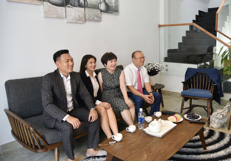 HLV Park Hang Seo cùng phu nhân tại căn nhà Green Home do Công ty Phúc Hoàng Ngọc tặng