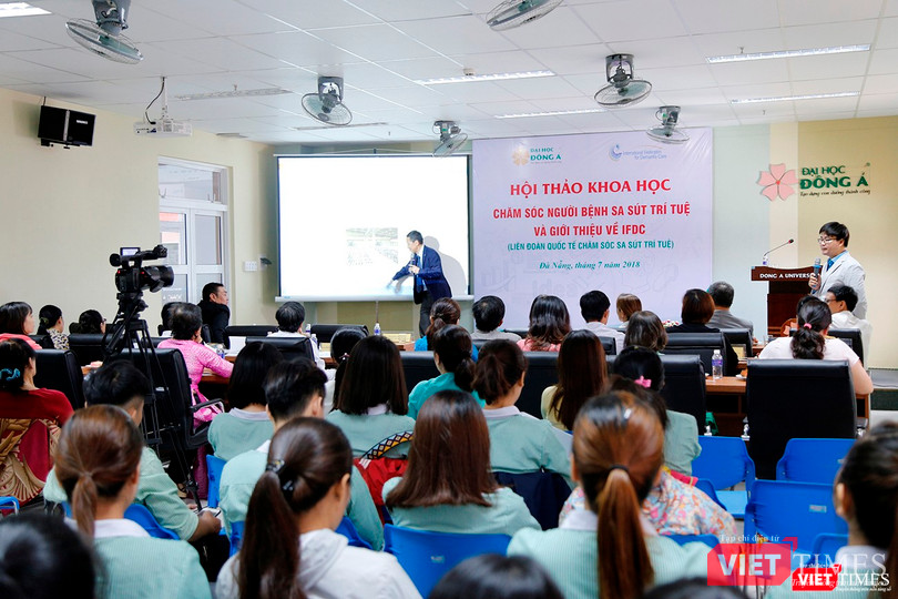 ông Shige Shimoda-Tổng thư ký Liên đoàn quốc tế chăm sóc sa sút trí tuệ (IFDC) trình bày tại Hội thảo “Chăm sóc người bệnh sa sút trí tuệ” do Trường Đại học Đông Á (Đà Nẵng) phối hợp với Liên đoàn quốc tế chăm sóc sa sút trí tuệ (IFDC) tổ chức sáng ngày 2/7.