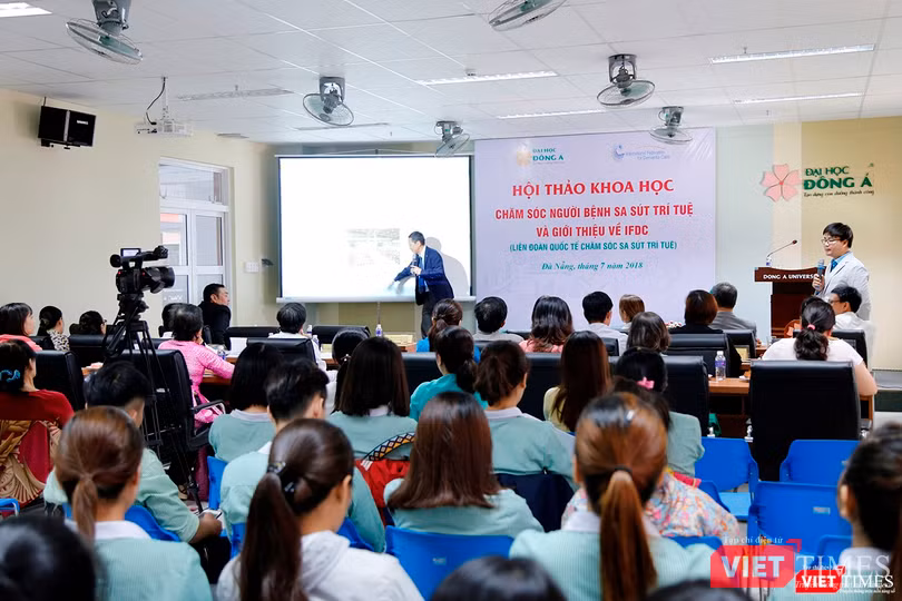 ông Shige Shimoda-Tổng thư ký Liên đoàn quốc tế chăm sóc sa sút trí tuệ (IFDC) trình bày tại Hội thảo “Chăm sóc người bệnh sa sút trí tuệ” do Trường Đại học Đông Á (Đà Nẵng) phối hợp với Liên đoàn quốc tế chăm sóc sa sút trí tuệ (IFDC) tổ chức sáng ngày 2/7.