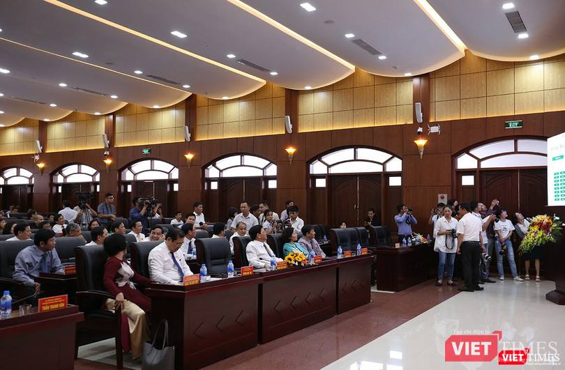 Báo chí luôn theo sát từng diễn biến của phiên họp