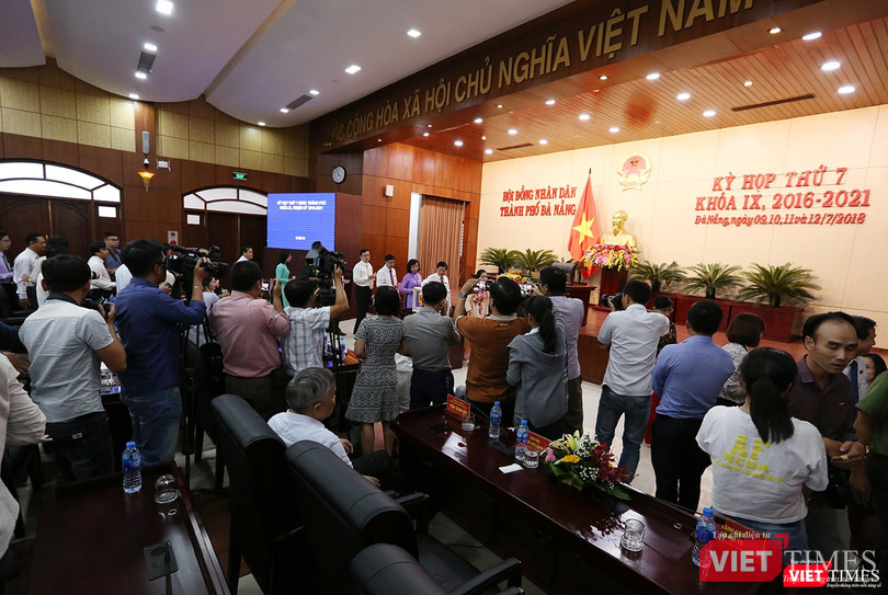 Báo chí theo sát từng diễn biến