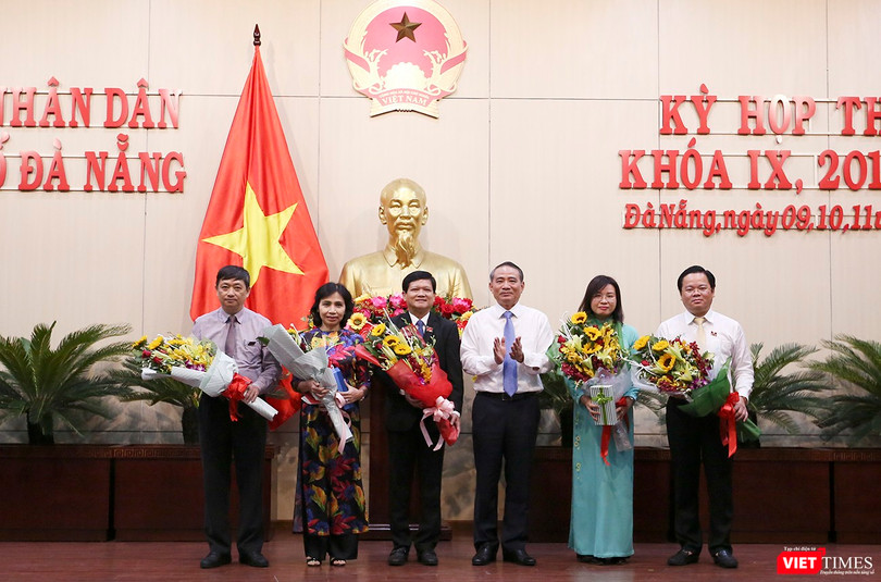Bí thư Thành ủy Đà Nẵng Trương Quang Nghĩa chúc mừng các cá nhân được đại biểu HĐND bầu vào các vị trú chủ chốt của HĐND và TP