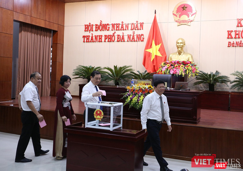 Các đại biểu là lãnh đạo Thành ủy, UBND TP bỏ phiếu