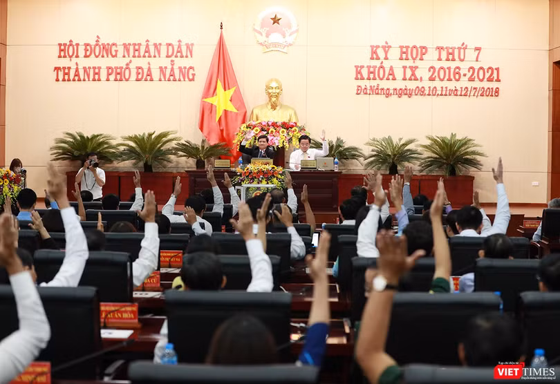 Cách đây 1 năm, cũng chính các đại biểu HĐND TP Đà Nẵng đã bỏ phiếu bãi nhiệm chức danh đối với các nhân sự được bầu tại phiên họp diễn ra chiều 9/7