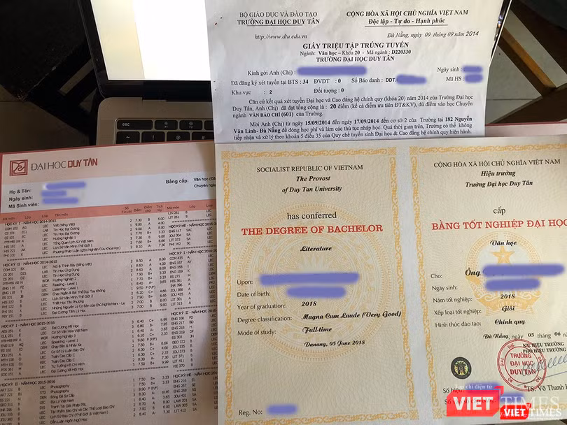 Các sinh viên Duy Tân sau khi tốt nghiệp, nhận bằng mới tá hỏa được biết trường đã tuyển sinh và đào tạo một đằng, cấp bằng một nẻo Các sinh viên Duy Tân sau khi tốt nghiệp, nhận bằng mới tá hỏa được biết trường đã tuyển sinh và đào tạo một đằng, cấp bằng một nẻo