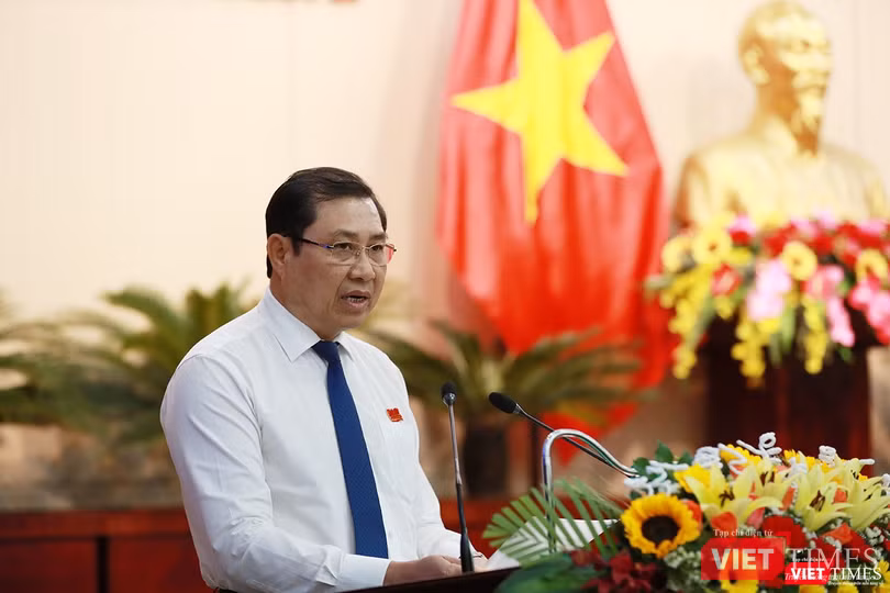 Ông Huỳnh Đức Thơ, Chủ tịch UBND TP Đà Nẵng đọc Tờ trình giới thiệu ông Đặng Việt Dũng - Trưởng Ban Tuyên giáo Thành ủy giữ vị trí Phó Chủ tịch UBND TP Đà Nẵng