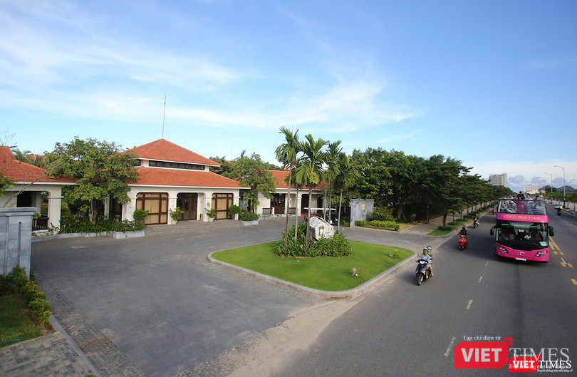 Khu vực giữa dự án khách sạn Furama và Quần thể khu du lịch Ariyana, thu hồi 12.782m2 để mở lối xuống biển, kết hợp quy hoạch cảnh quan cây xanh, nhà vệ sinh công cộng, sân nền, đường đi dạo. Khu vực giữa dự án khách sạn Furama và Quần thể khu du lịch Ariyana, thu hồi 12.782m2 để mở lối xuống biển, kết hợp quy hoạch cảnh quan cây xanh, nhà vệ sinh công cộng, sân nền, đường đi dạo.