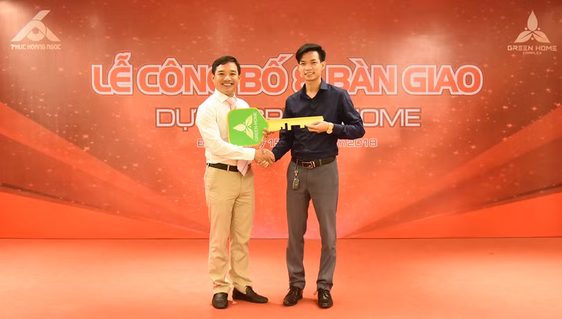 Chiều 15/7, Công ty Phúc Hoàng Ngọc đã tiến hành công bố và bàn giao Dự án nhà phố liền kề Green Home cho khách hàng như đã cam kết trước đó.